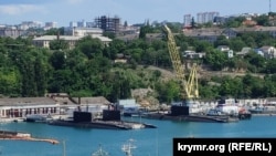 Ілюстраційне фото. Навантаження ракет «Калібр» на підводний човен у Південній бухті, червень 2022 року