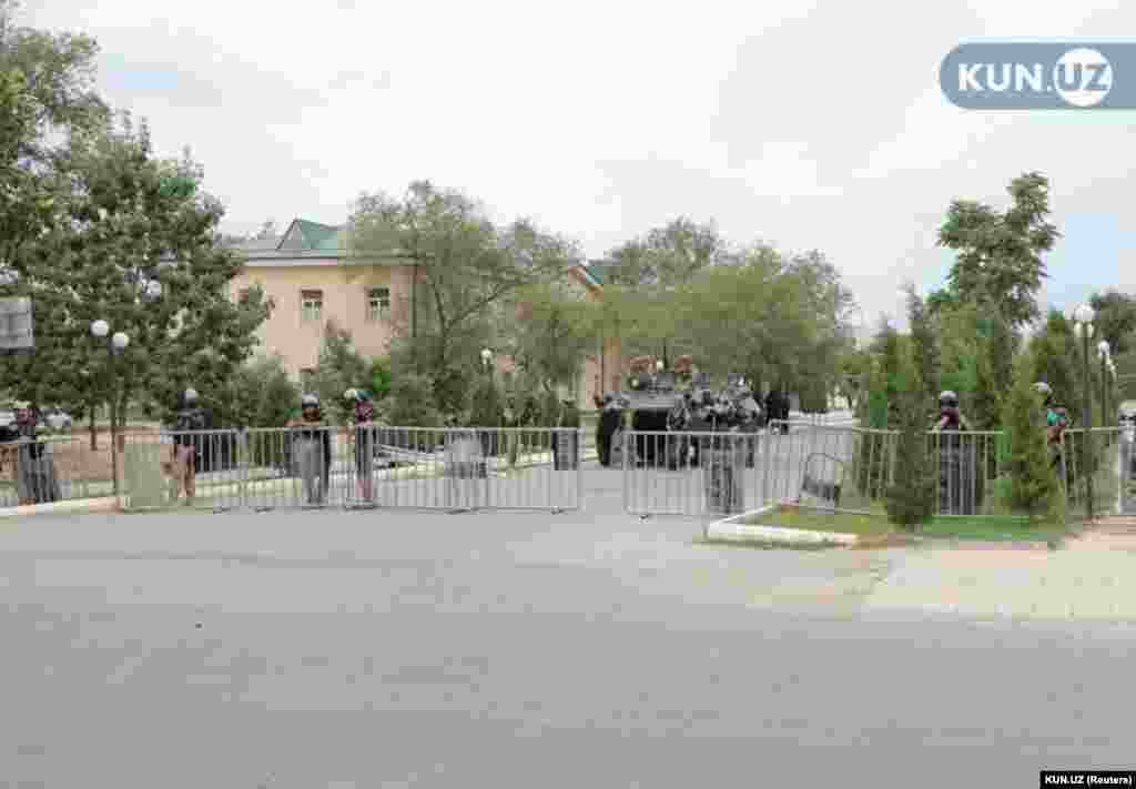 Нөкістегі әскерилер. Қарақалпақстан - Өзбекстан аумағының 40 пайызын алып жатқан республика. Мұнда екі миллионға жуық адам тұрады, олардың арасында қарақалпақтар, өзбектер және қазақтар бар. Қарақалпақстан республикасы 1925 жылы құрылып, 1930 жылға дейін Қазақ CCР құрамында болады. 1936 жылы Өзбек ССР құрамына қосылған. 