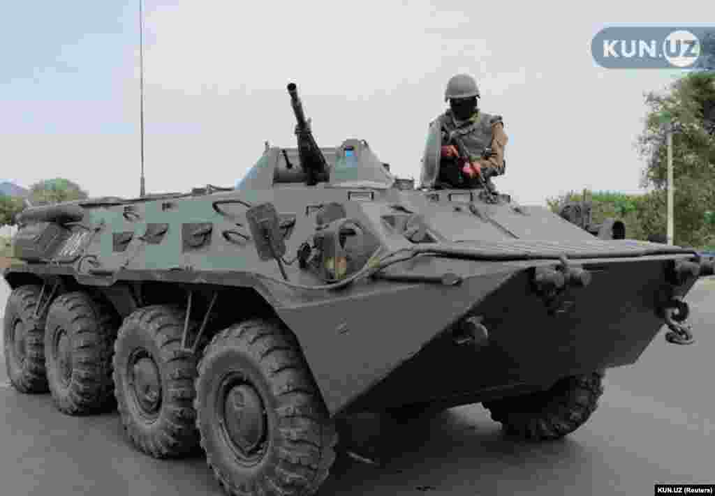 Нөкістегі әскери техника. Өзбекстан Қарақалпақстан аумағында 2 тамызға дейін төтенше жағдай және кешкі тоғыздан таңғы жетіге дейін комендант сағатын енгізді. 