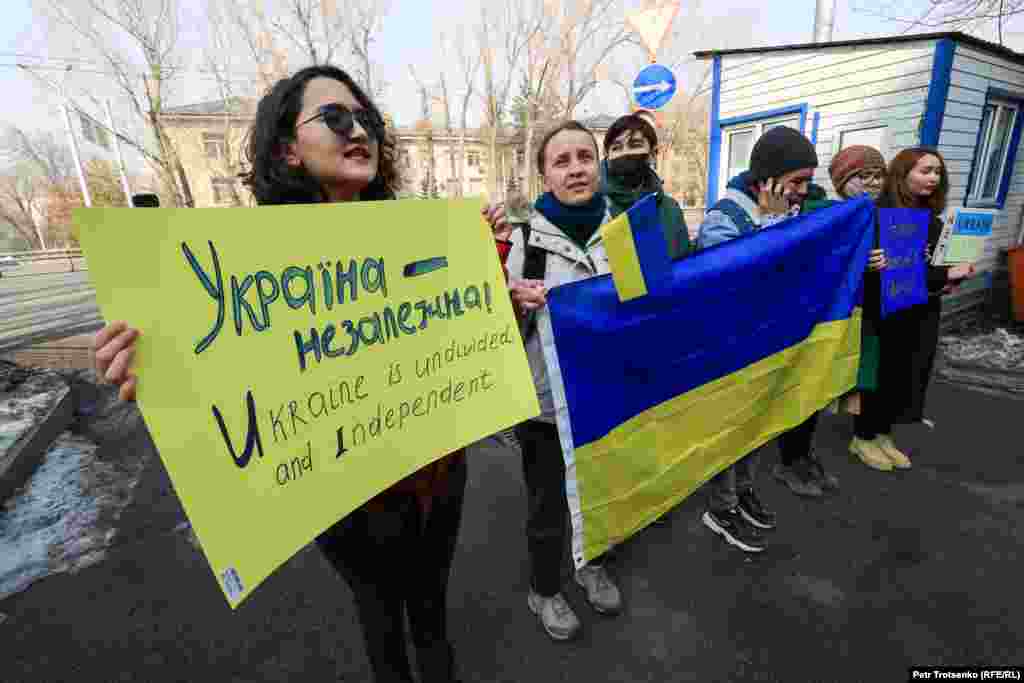 Постепенно у ворот Генконсульства начали собираться люди: активистов становилось всё больше, некоторые прохожие останавливались, чтобы послушать, кто-то поддерживал собравшихся, кто-то высказывал явное недовольство, называя активистов «террористами»