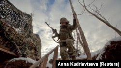 Сарбози украинӣ дар наздикии вилояти Донбасс, ки таҳти назорати ошӯбгарони таҳти ҳимояти Русия аст.