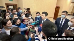 Мәжіліс спикері Ерлан Қошанов журналистер сұрақтарына жауап беріп тұр. 2 наурыз 2022 жыл.