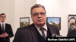 Андрій Карлов виступає на виставці в Анкарі перед убивством, 19 грудня 2016 року