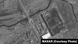 Шаҳри Стоянка, Украина. Осори як амбори сӯхта дар акси маҳвораӣ