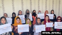 پر کابل د طالبانو تر واکمنېدو وروسته پر افغان ښځو یوشمېر محدودیتونه لګول شوي. پخوانی انځور