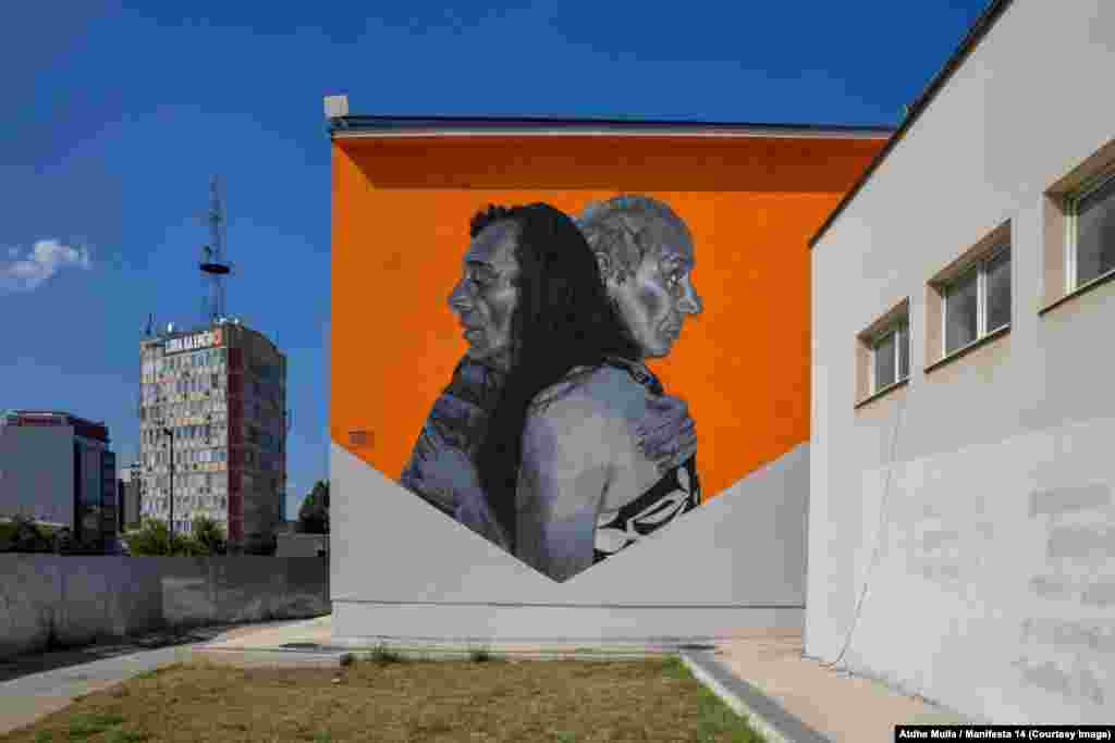 Mural oslikan za bijenale Donacija EU, kao i različita sredstva iz Holandije, obezbijedili su više od 1,5 miliona dolara za ovaj događaj. 