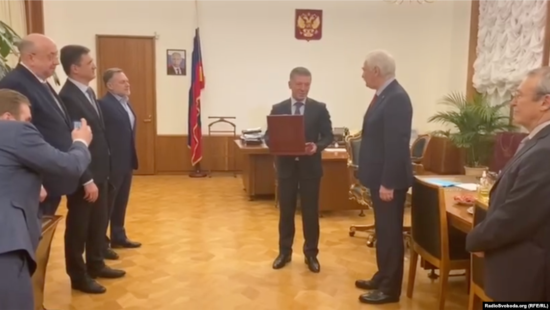 Володимир Путін нагородив Бориса Гризлова орденом «За заслуги перед вітчизною». У неформальній атмосфері нагороду вручає Дмитро Козак