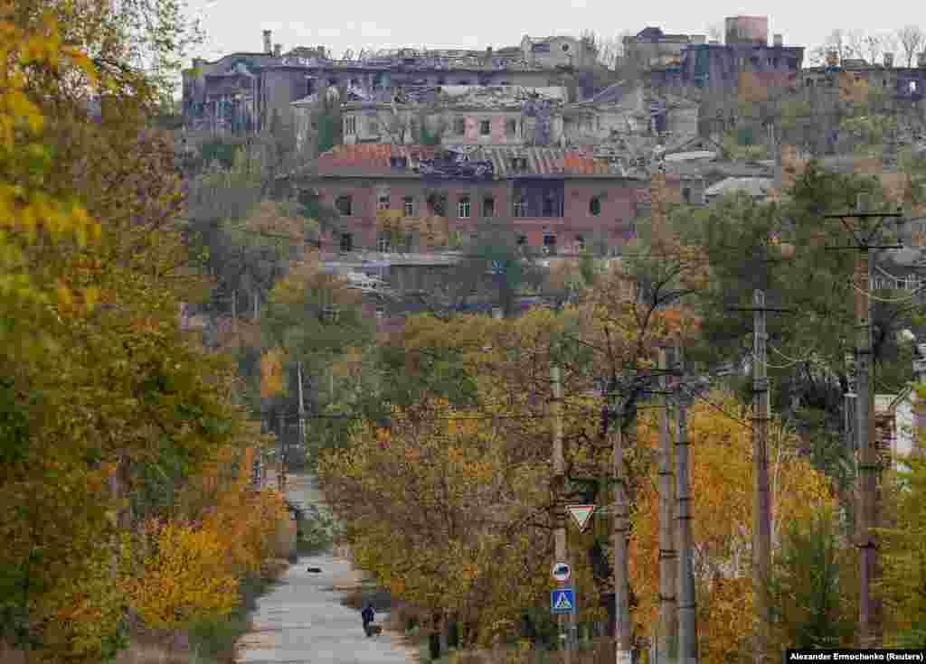 Мариупольде қираған үйлер. 29 қазан 2022 жыл. Reuters агенттігі жариялаған бұл фотолар Ресей басып алған Мариупольдің қазіргі ахуалын көрсетеді. Бұл қаланы Ресей әскері бес ай бұрын толық бақылау орнатқан. 