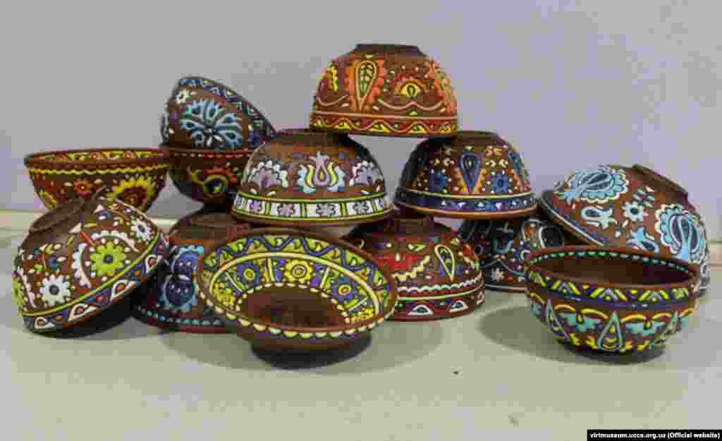 Örnek бизәкле керамика. Сәнгать әсәрендә һәр чәчәк һәм бизәк әһәмияткә ия санала. Örnek бизәгендә 35кә якын символ кулланыла.