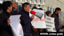 Жаңаөзенді қолдаған алматылық белсенділер. Арасында Жанболат Мамай да бар (дауыс үдеткішті ұстап тұр). 3 қаңтар 2022 жыл.