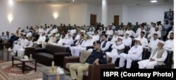 د پېښور کورکمانډر د سوات مشرانو سره لیدلي.