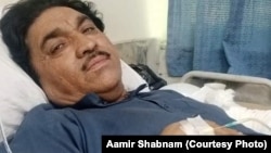 جلیل شبنم د مې پر ۱۲مه په ټرافیکي پېښه کې تر ژوبلېدو وروسته په کټ پروت دی - د مې ۲۴مې انځور. 