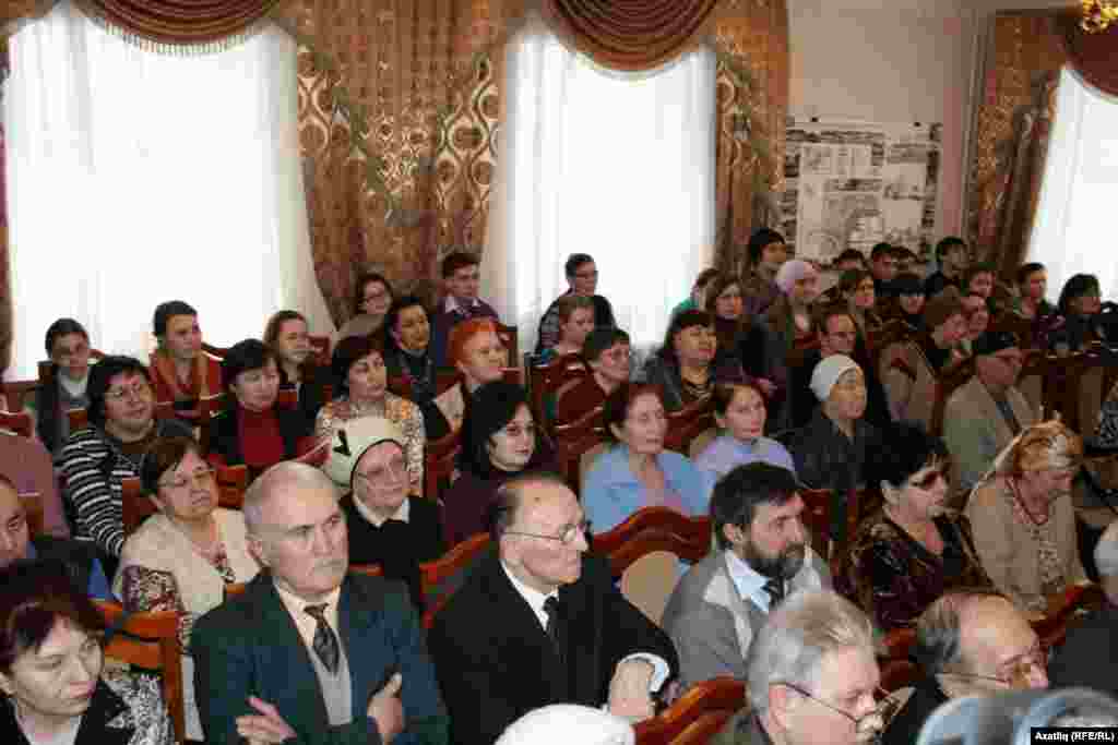 Тамашачылар арасында өлкәннәр дә яшьләр дә бар иде