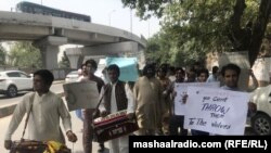 په پېښور کې تر دې مخکې هنرمندانو د افغان سندرغاړو او موسیقارانو د ځورونو او ایستلو پرضد مظاهره هم کړې وه - پخوانی انځور.