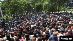 Ցուցարարները Կառավարության 3-րդ մասնաշենքի մոտ, 30-ը մայիսի, 2022թ․