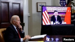 Joe Biden și Xi Jinping au mai vorbit de când primul e președinte al SUA, dar întâlnirea de luni va fi prima în persoană. Imagine de la discuția online din 15 noiembrie 2021. De atunci, războiul din Ucraina a devenit o miză majoră de politică externă a SUA.