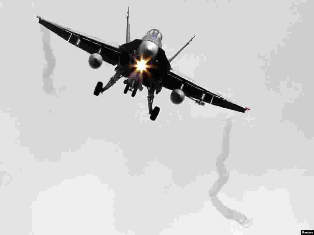 Italija - Borbeni avion NATO snaga CF-18A, polijeće iz zračne baze u Trapani, 19.03.2011. Foto: Reuters / Alessandro Bianchi