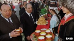 Мортаза Рәхимов һәм Миңтимер Шәймиев башкорт корылтае көннәрендә. Уфа, 14 июнь 2002