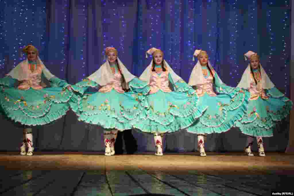 Александровка районының Яфар авылыннан "Аючылар" биюе белән "Кәеф" бию төркеме