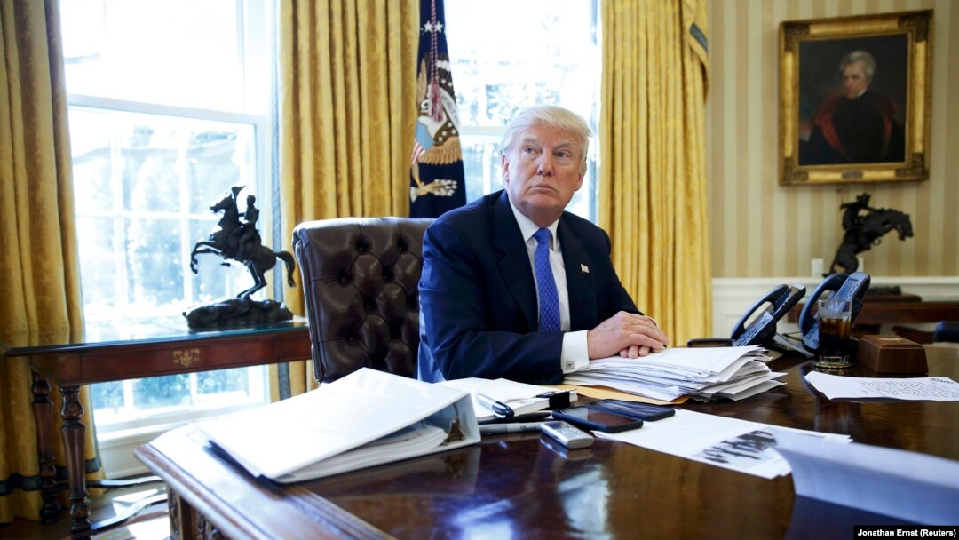 Президент США Дональд Трамп в Овальному кабінеті. Лютий 2017 року