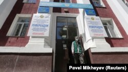 Мужчина на выходе из участка для голосования