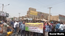 تجمع اعتراضی بازنشستگان در شهر شوش در روز دوشنبه، ۱۶ خرداد 