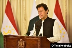 عمران خان په بیا بیا ویلي چې یوازې برېښنايي مشینونه په انتخاباتو کې د درغلۍ مخه نیولای شي - انځور له ارشیفه