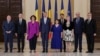 Judecătorii Curții Constituționale, la un eveniment de la Palatul Cotroceni, alături de președintele Klaus Iohannis (fotografie de arhivă).