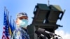 Un militar român, alături de lansatorul de rachete american Patriot, primul de acest tip din dotarea Armatei Române.