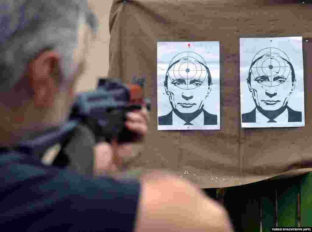 Мішень у вигляді портрету президента Росії Володимира Путіна на в стрільбищі у Львові, 31 серпня 2014 року