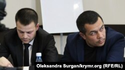 Emil Kürbedinov (sağdan) ve Ayder Azamatov (soldan) «Qırım birdemliginiñ» toplaşuvında, 2018 senesi noyabrniñ 25-i