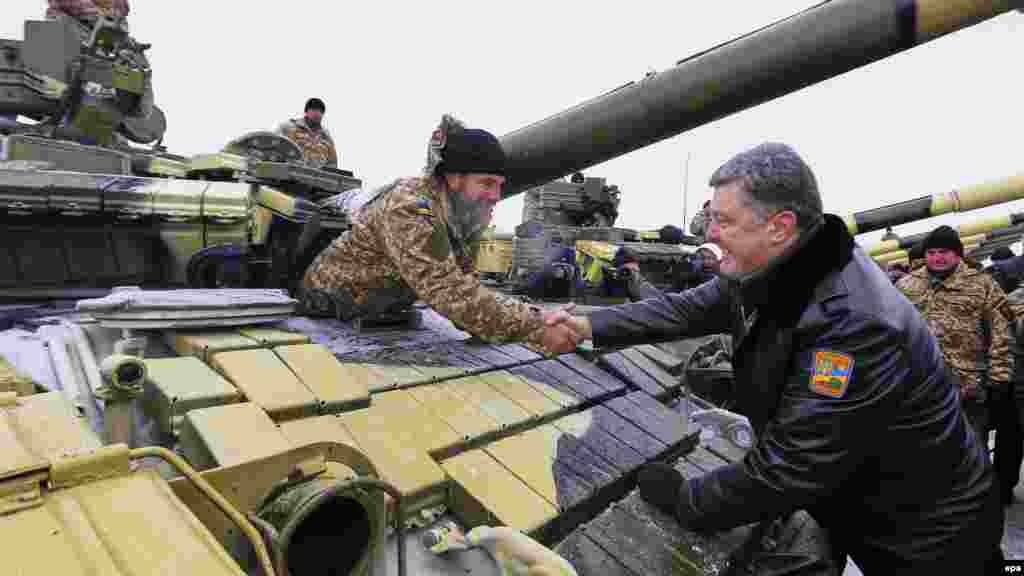 Петро Порошенко, в День української армії, передає бійцям АТО нову техніку, 6 грудня 2014 року Відео: Бійцям АТО передали майже 100 танків, БТРів та САУ