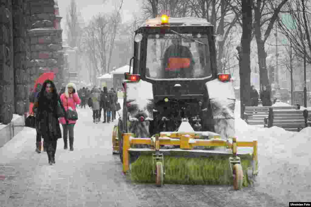 Київ замело снігом. За даними КМДА, в ніч на 26 січня на вулицях Києва працювало 285 одиниць техніки і 25 бригад із ручного прибирання. Зранку кількість таких бригад обіцяли збільшити. Це було викликано учорашніми вечірніми снігопадами, які призвели до заторів на дорогах Києва в години пік. Сьогодні опадів в столиці не обіцяють. Київ, 26 січня 2016 року