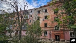 Пошкоджений російськими ударами будинок у Херсоні, архівне фото