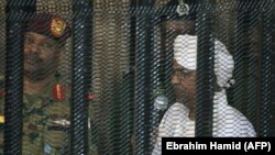 Svrgnuti vojni vladar Sudana Omar al-Bashir tokom suđenja za korupciju u Kartumu, 19. augusta 2019.