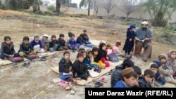 قبايلي سيمو کې د جګړو له وجې د ښوونځيو ويجاړېدو وروسته زده کوونکي تر شنه اسمان لاندې په درسونو ويلو مجبوره شوي