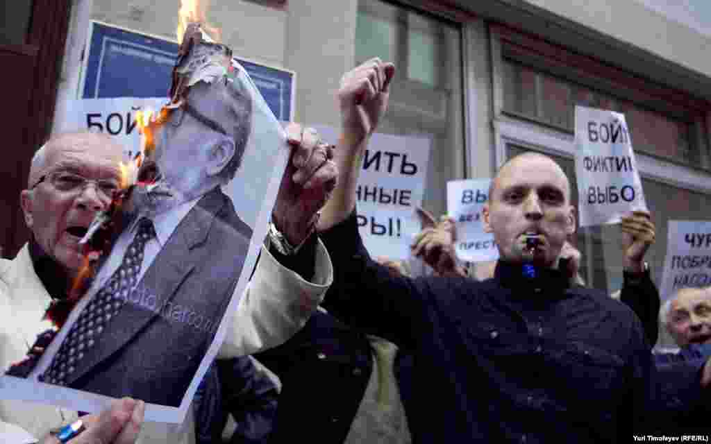 Были сожжены три портрета Чурова, но милиция вмешиваться в происходящее не стала, и никто задержан не был. 