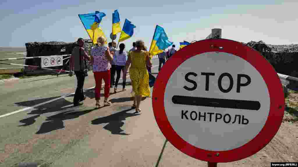 В Геническе устроили праздничное шествие по случаю Дня украинского флага. На КПВВ «Чонгар» активисты исполнили гимн Украины 
