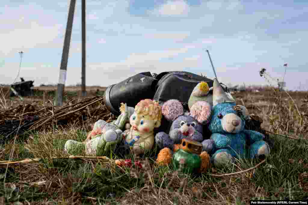 Іграшки, залишені місцевими жителями в пам'ять про десятки дітей, які були серед жертв авіакатастрофи