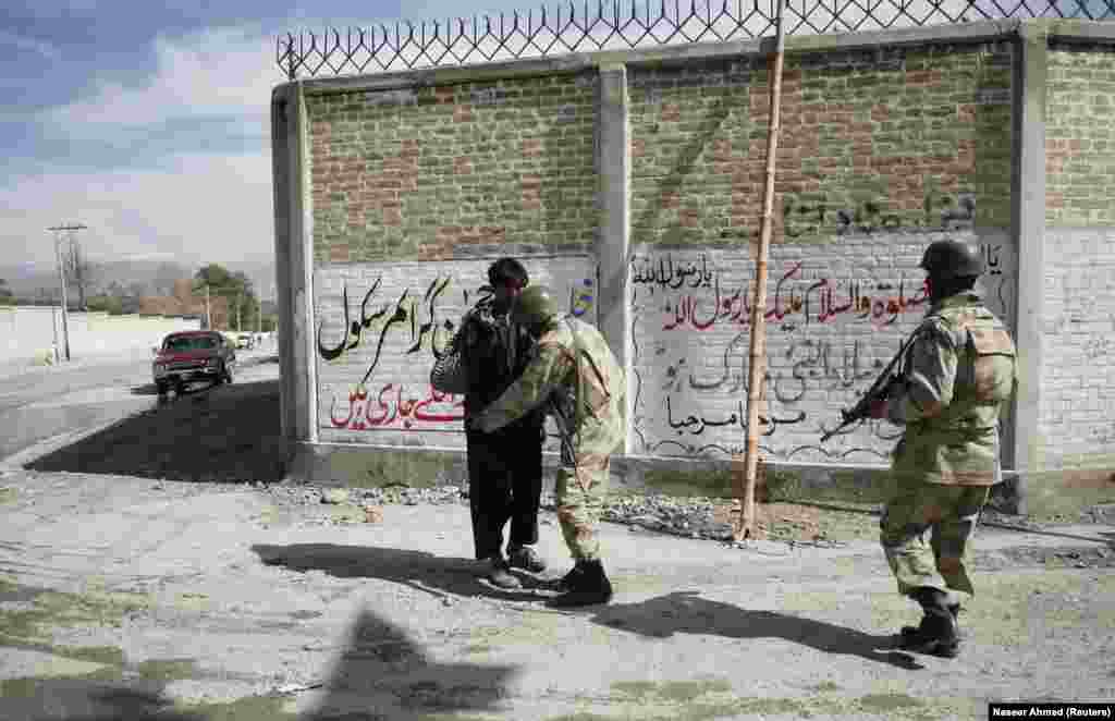 د کوټې په څنډو کې د هزاره ګانو مېنې (ښارګوټي) ته یو ور. 