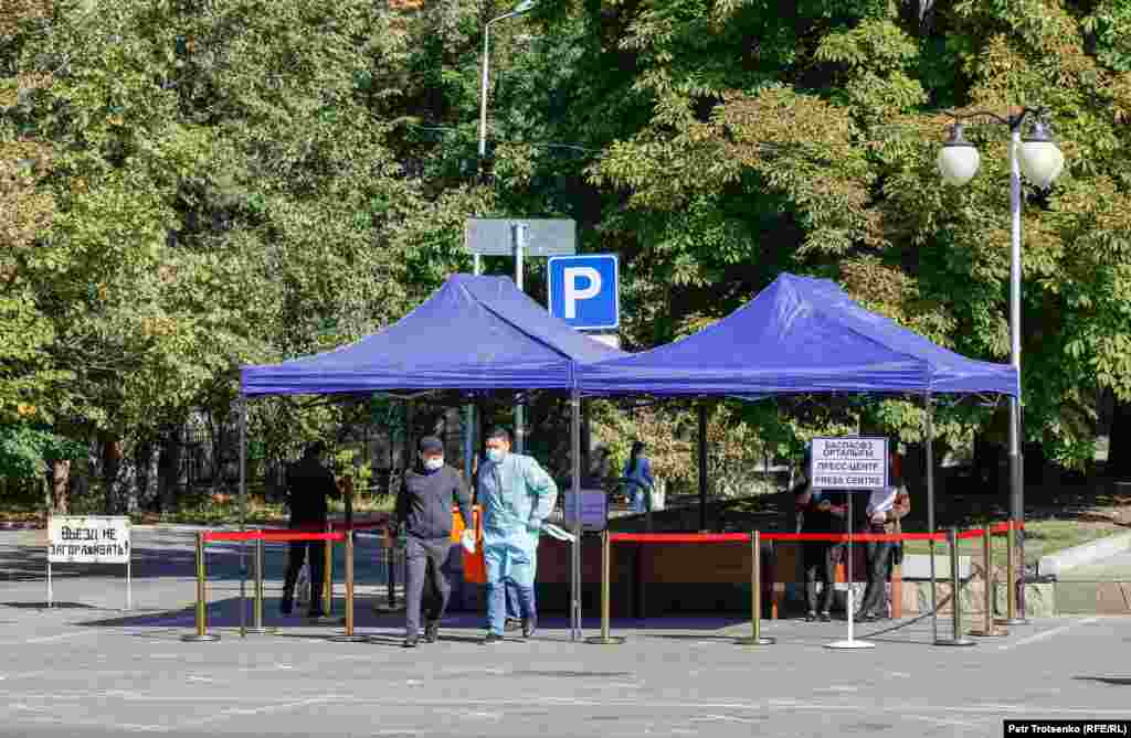 Алматыдағы наразылық акциясы өтіп жатқан жердегі БАҚ өкілдеріне арналған орын. 