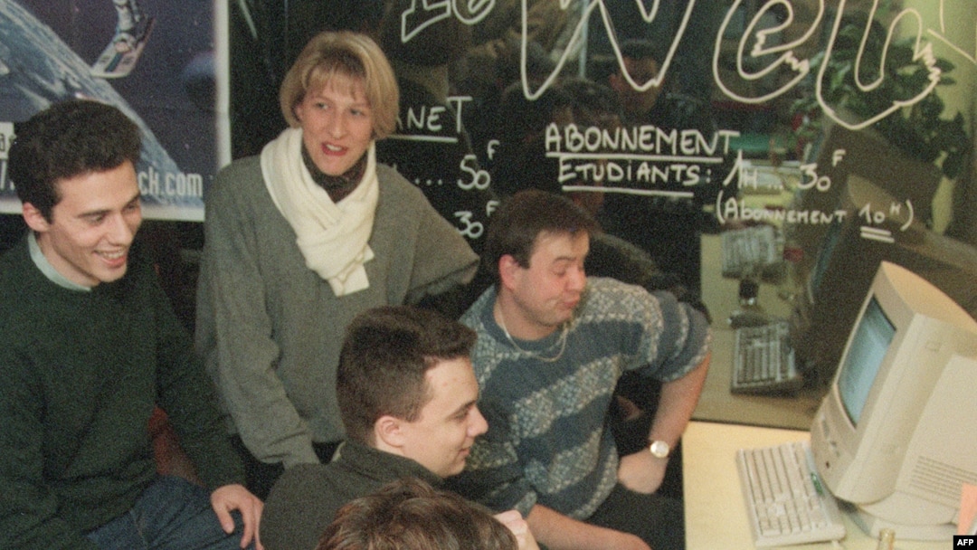 Интернет кафене във Франция. Снимката е от 24 януари 1996 г.