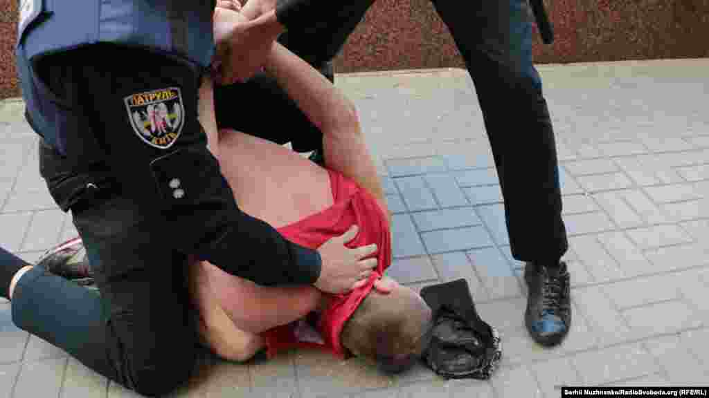 При первых признаках провокаций противников "Марша равенства" задерживала новая украинская полиция.