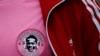 Muškarac koji se natječe na nogometnom događaju prikazuje logo svog tima 'Justin Fashanu All stars' tokom Gay Games VIII u Kölnu, 2. augusta 2010.