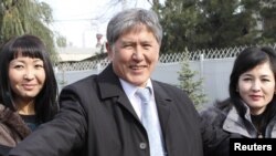 Алмазбәк Атамбаев журналистлар янында 31Окт2011