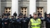 Нацгвардійці охороняють будівлю парламенту під час акцій за зняття депутатської недоторканності, жовтень 2017