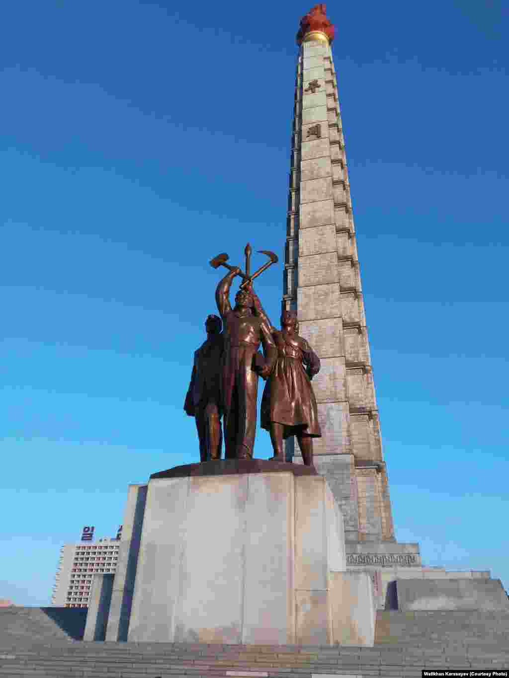 Памятник идеалам чучхе в Пхеньяне. Чучхе - северокорейская коммунистическая государственная идеология, которую разработал Ким Ир Сен.