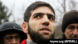 Активист Энвер Крош