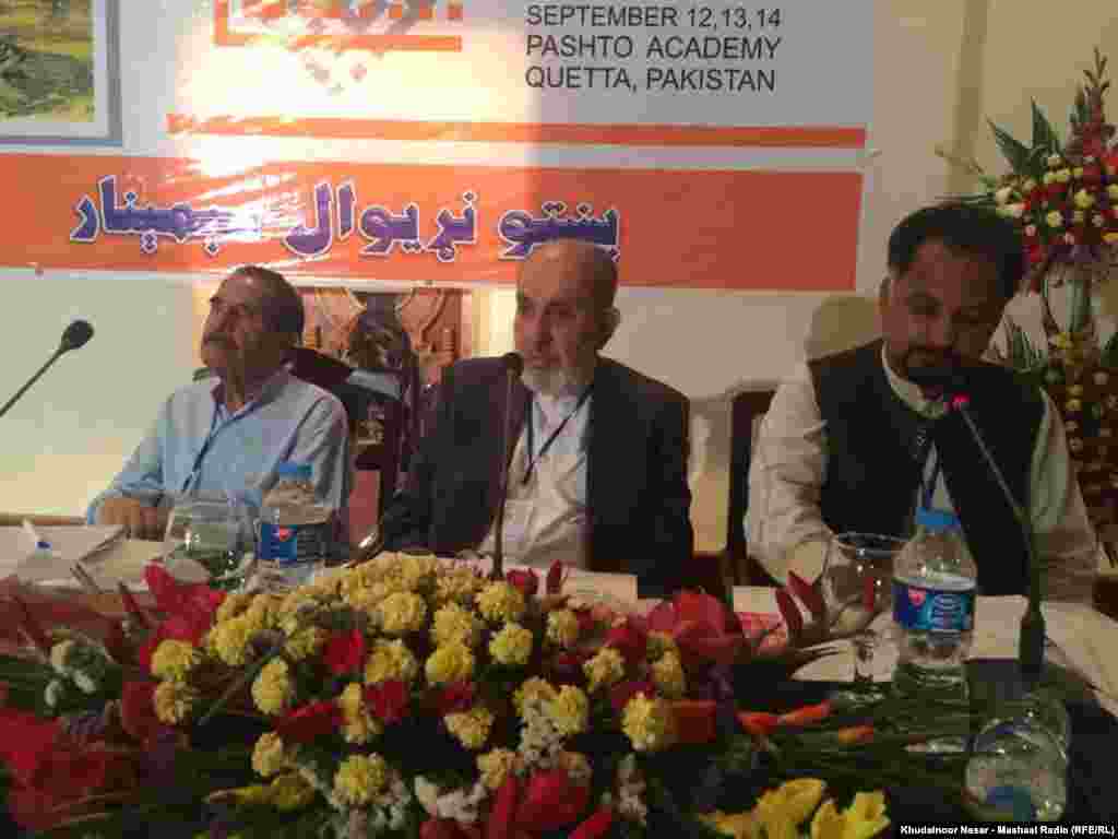 د کويټې پښتو نړيوال کنفرنس ۲۰۱۵ کې لومړۍ ناسته پښتو او تعليمي ستونزو په اړه وه چې محمد معصوم هوتک (په تصوير کې په منځ کې ليدل کيږي) په مشرۍ وشوه. 