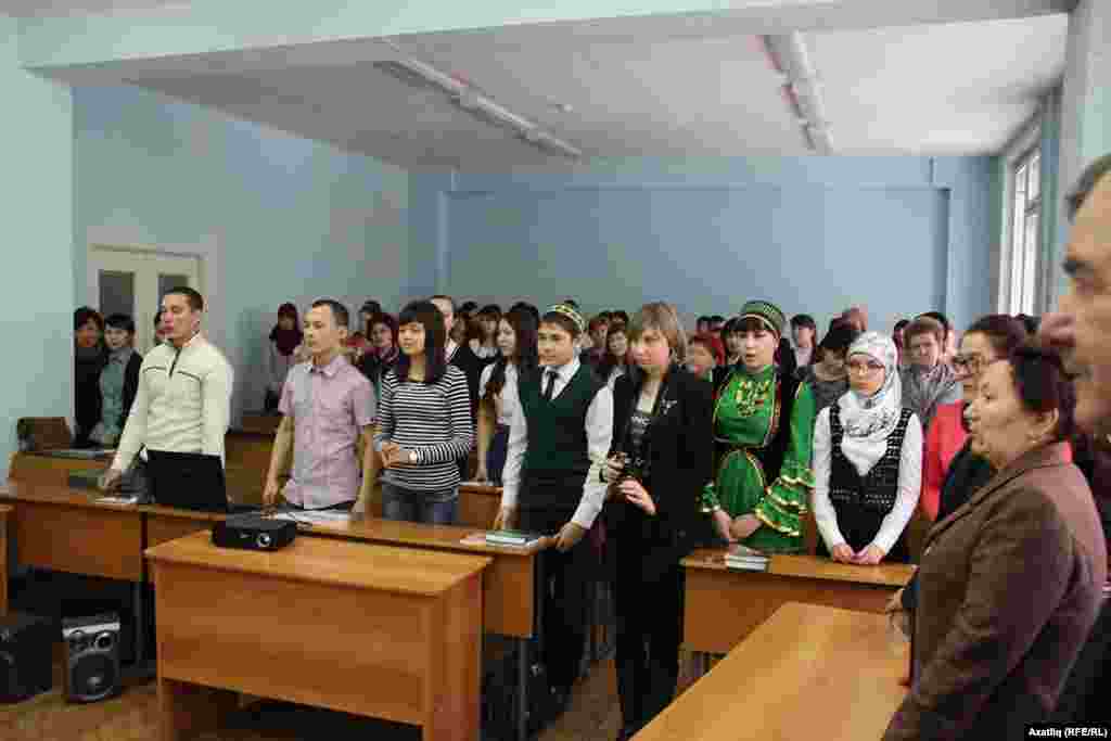 Күмәкләп “Туган тел” җырын башкару